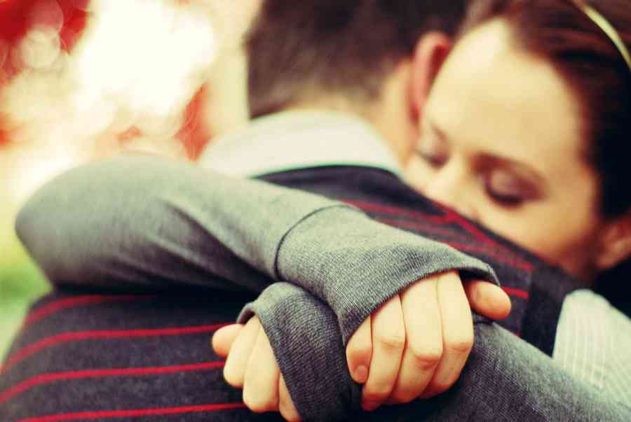 Cách ôm thể hiện tình cảm – Tiết lộ mức độ tình cảm qua cách ôm